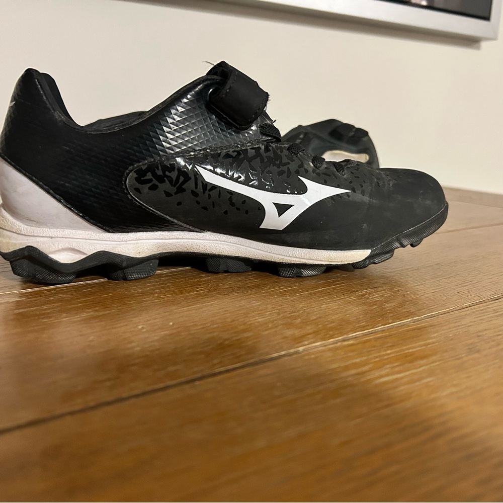 Youth 3.5 cleats Black and White Athletic Shoes